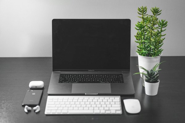 Comment les plateformes de communication en temps réel peuvent-elles être utilisées pour améliorer la coordination des équipes de secours?